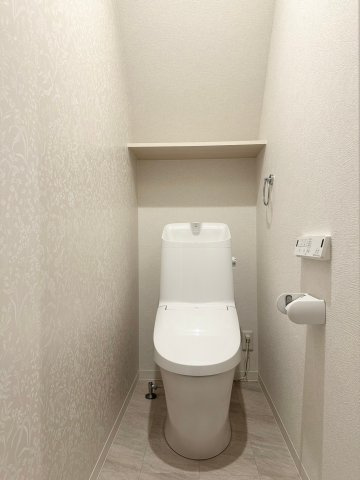 田中古川町　1号地　新築参考プラン　建築条件付土地の完成予想図|【施工例：トイレ】寒い季節、空調の届かないトイレ内でも安心！便座部分を温める機能を持つ温水洗浄便座です！「ひやっ」とすることなく快適に過ごせます♪