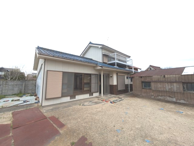 常滑市新田町4丁目　売地（倉庫利用可）の外観|現況敷地奥に、中古戸建あります