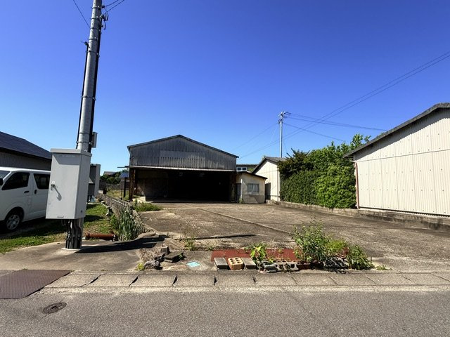 常滑市新田町4丁目　売地（倉庫利用可）の外観|現況敷地奥に、中古戸建あります
