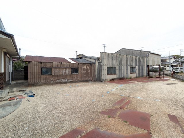 常滑市新田町4丁目　売地（倉庫利用可）のその他|建物横から、前面道路に向かっての敷地内の写真となります