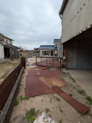 常滑市新田町4丁目　売地（倉庫利用可）のその他|手前倉庫西側通路写真