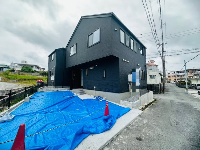 ＡＨＣ　宜野湾市長田２丁目　①号棟の前面道路含む現地写真|前面道路含む現地写真です