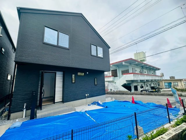 ＡＨＣ　宜野湾市長田２丁目　①号棟の前面道路含む現地写真|前面道路含む現地写真です