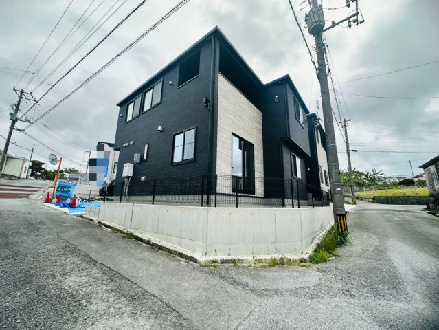 ＡＨＣ　宜野湾市長田２丁目　①号棟の前面道路含む現地写真|前面道路含む現地写真です