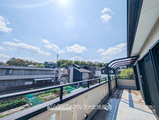 日野市神明戸建の展望|陽光に包まれた広々としたバルコニーは、洗濯物を干すだけでなく、眺望を楽しみながらくつろげる憩いの場所にも。屋根付きで天候に左右されにくく、使い勝手も良好です。