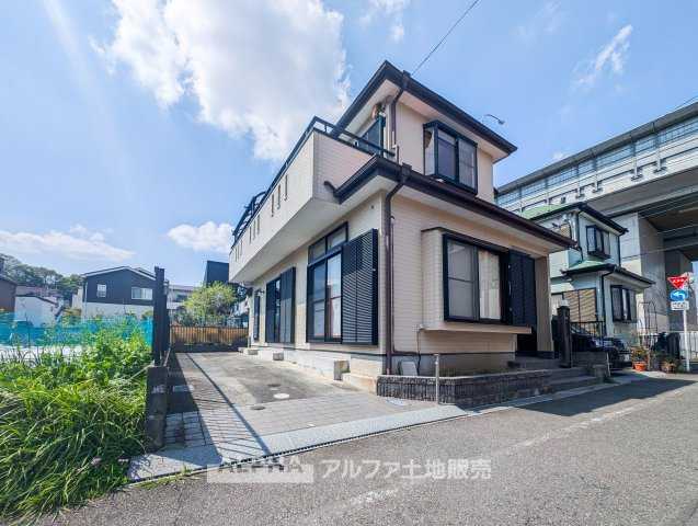 日野市神明戸建の外観|落ち着いた色合いの外観が印象的な2階建て住宅。前面に駐車スペースを備え、ガーデニングや物置設置などにも対応できる余裕ある敷地が魅力です。