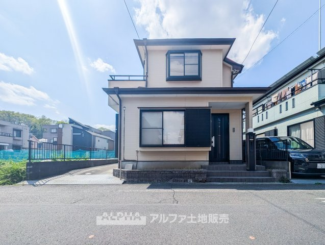 日野市神明戸建の前面道路含む現地写真|すっきりとした外観が魅力の2階建て住宅。玄関まわりには階段と屋根付きのポーチが設けられ、雨の日でも快適に出入りできます。駐車スペースは車2台駐車可能です。