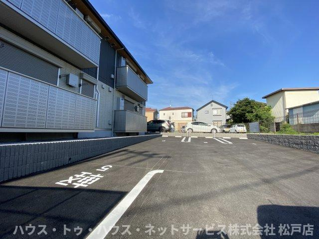 グランシャリオDの駐車場