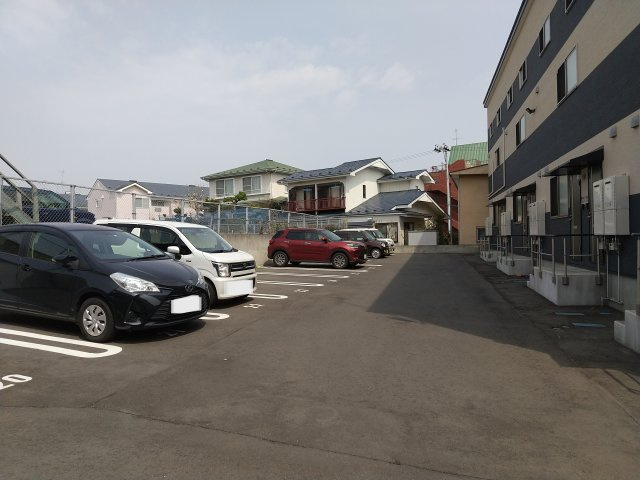 ルミエールFの駐車場