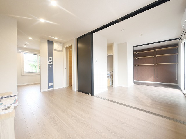 ラ・フォーレ紀寺の居間・リビング|こちらの居間で趣味の時間をお楽しみください