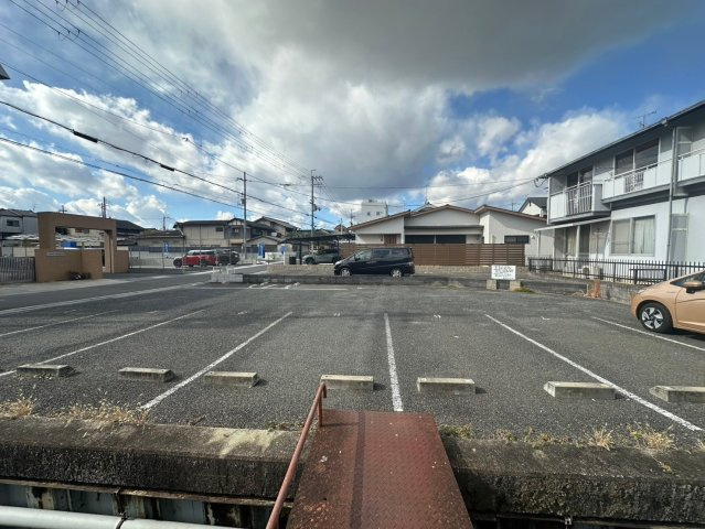 田村マンションの駐車場