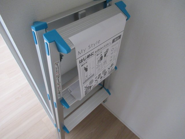 セレニテ兵庫エクラの設備|ウォークインクローゼットの中の脚立