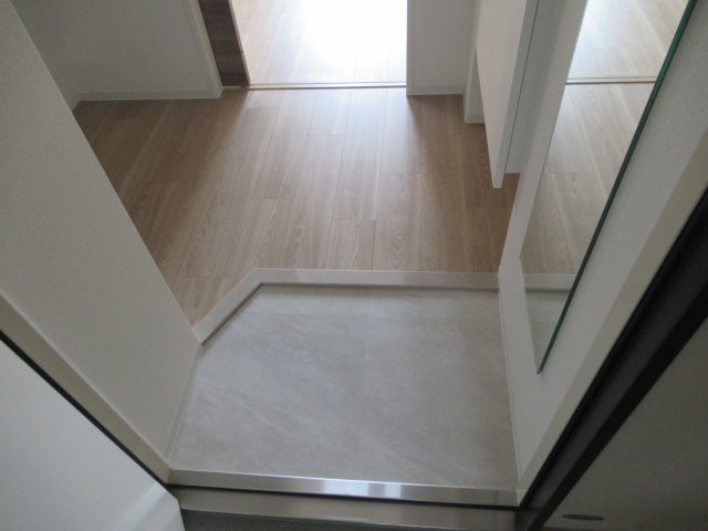 セレニテ兵庫エクラの玄関|収納もある玄関です