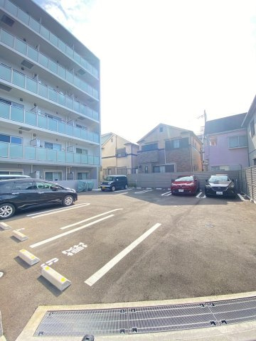 アート高槻の駐車場