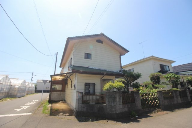 野木町丸林の外観|角地に建つ存在感のある佇まい♪和の趣を感じる植栽が、街並みにやさしく溶け込みます。