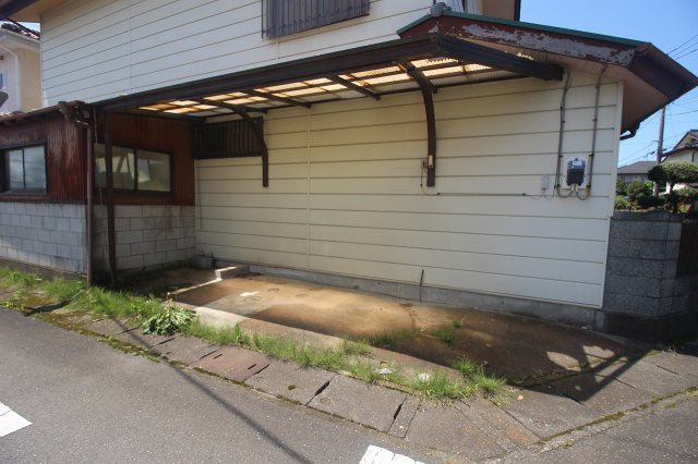 野木町丸林の駐車場|屋根付きの駐車スペースで雨の日も安心♪玄関すぐ横なので荷物の出し入れにも便利です◎