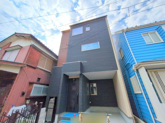 富士見市上沢１丁目の新築一戸建の外観|2025年4月撮影
鶴瀬駅徒歩10分の好立地！
ビルトインガレージ付きの3階建て。
快適な暮らしも省エネも叶えたZEH水準適合住宅です。

資料請求やご見学などお気軽にお問い合わせください。