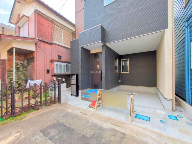 富士見市上沢１丁目の新築一戸建の前面道路含む現地写真|通り抜けできない前面道路につき小さなお子さまにも安心です。