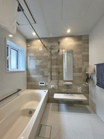 亘理郡亘理町字狐塚　中古戸建の浴室|ゆとりの2.5帖の浴室は小さなお子様の入浴や介助が必要な場合でも余裕をもって使用できますね◎