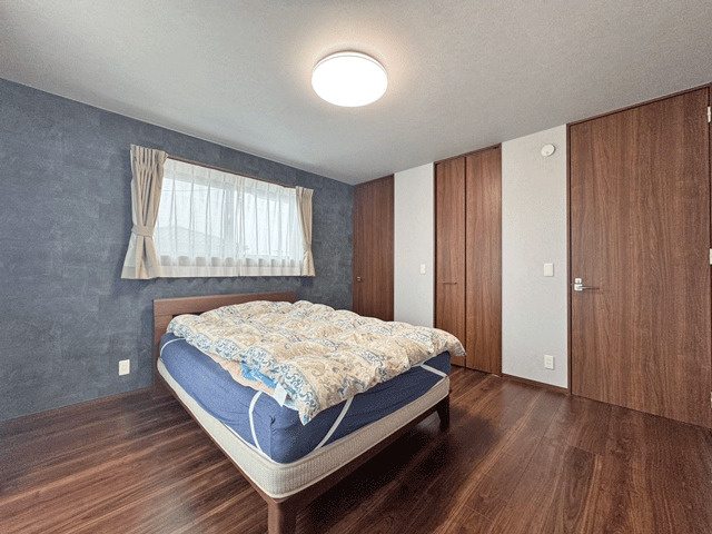 亘理郡亘理町字狐塚　中古戸建の洋室|広々とした洋室はご夫婦の主寝室におすすめ♪ウォークインクローゼットを付けたので、たくさんの衣類を収納出来て大満足◎