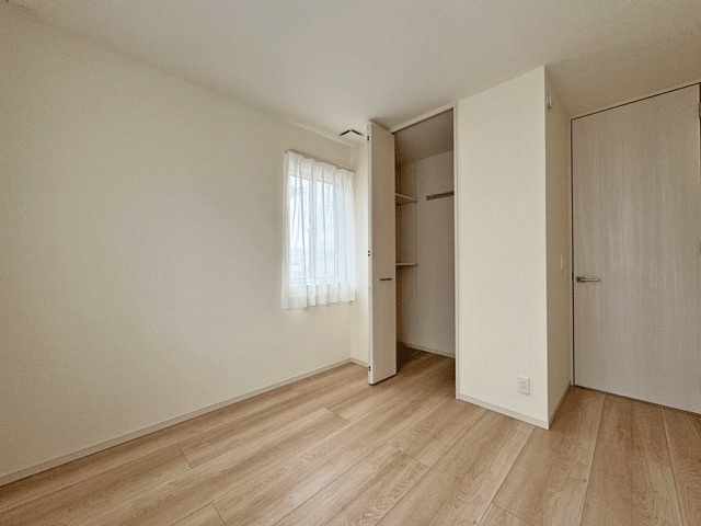 亘理郡亘理町字狐塚　中古戸建の洋室|大きなクローゼット付きの洋室◎衣類も小物もたっぷりと収納出来るので、お部屋のスペースをより広くお使いいただけます♪