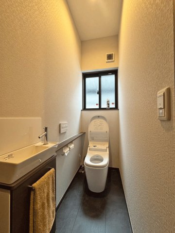 亘理郡亘理町字狐塚　中古戸建のトイレ|トイレと手洗い場が一体化しているため、限られたスペースでも効率的に使用できる♪