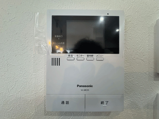 亘理郡亘理町字狐塚　中古戸建の防犯設備|来客時に顔を見て確認することが出来るTVモニター付きインターホン♪お子様の留守番のさいも安心ですね♪
