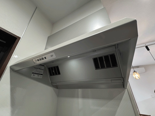 亘理郡亘理町字狐塚　中古戸建のキッチン|お料理中のニオイが気になりにくいハイパワーのレンジフードを採用◎平型で圧迫感を感じにくいのも人気のポイント♪