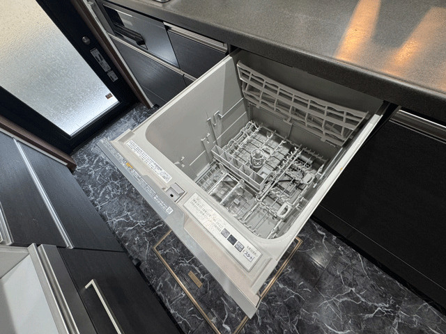 亘理郡亘理町字狐塚　中古戸建のキッチン|忙しいパパママの強い味方♪ビルトイン食洗機を備えました♪夜寝ている間に家事が一つ終わると気持ちにも余裕が生まれそうです♪