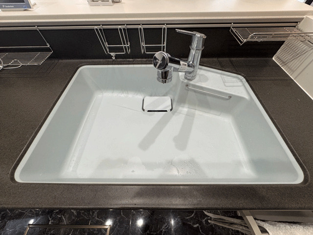 亘理郡亘理町字狐塚　中古戸建のキッチン|小さな汚れにも気が付きやすく、汚れがひどくなる前に対処できるカラー◎手入れもメラミンスポンジでこするだけ♪