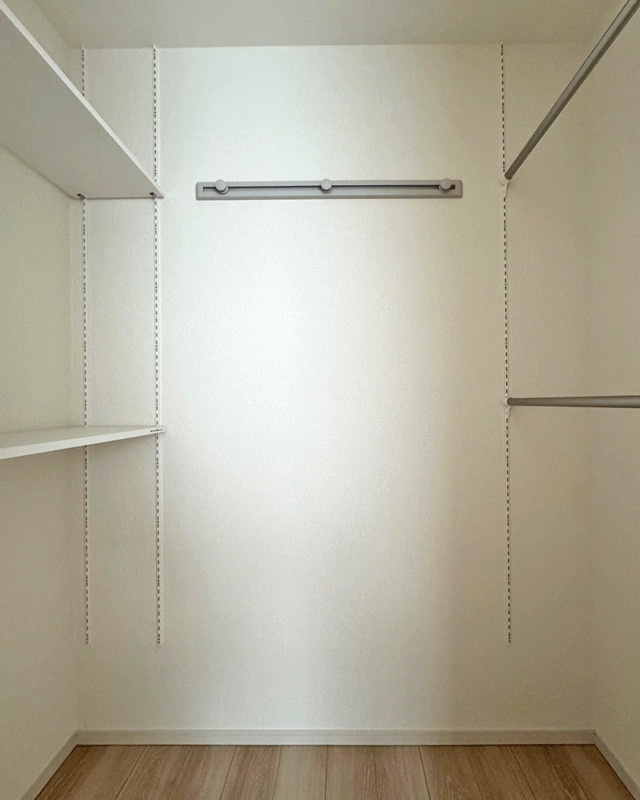 亘理郡亘理町字狐塚　中古戸建の収納|中に入ってお洋服選び♪人が中に立ち入る事が出来るウォークインクローゼット♪奥に仕舞った物も取り出しやすい♪