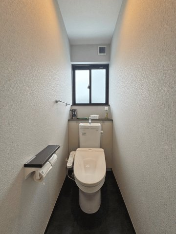亘理郡亘理町字狐塚　中古戸建のトイレ|背面に小窓のあるトイレ♪1階、2階と二か所にトイレを配置し、朝の支度時間が重なってもトイレ渋滞を避けられますね♪
