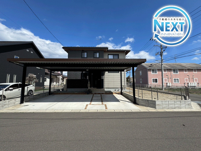 亘理郡亘理町字狐塚　中古戸建の外観|カーポート付きで雨の日でもお車の乗り降りスムーズです♪
