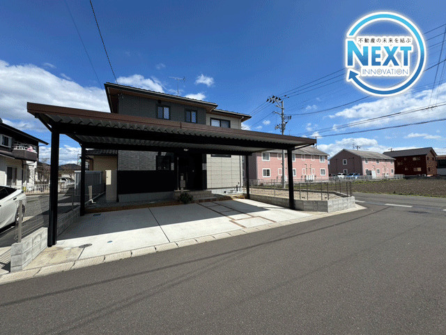 亘理郡亘理町字狐塚　中古戸建の外観|閑静な街並みに佇む本邸宅は、広い駐車スペースを備えたマイカー生活も快適な戸建◎
