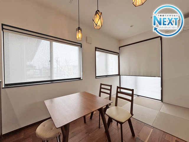 亘理郡亘理町字狐塚　中古戸建の居間・リビング|大きな窓で日当たり抜群のダイニング！
タタミスペースもあるのでゴロンと横になって休めます♪