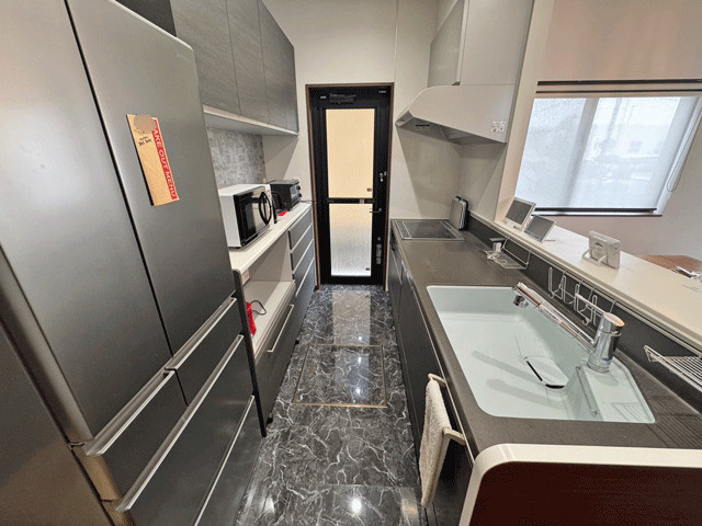 亘理郡亘理町字狐塚　中古戸建のキッチン|通路が広いキッチン♪奥には勝手口を付け、家事動線をよりスムーズに♪