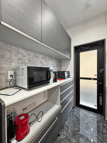 亘理郡亘理町字狐塚　中古戸建のキッチン|キッチンの背面にはカップボードを備え付けました♪調理家電やお皿をまとめて収納し、お料理効率もグンとアップ♪