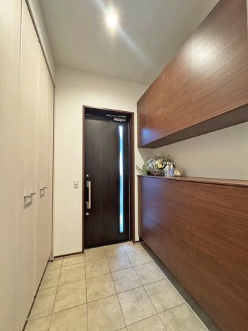 亘理郡亘理町字狐塚　中古戸建の玄関|大容量のシューズクローク！
家族全員の靴を収納でき、玄関が整理整頓されスッキリした印象に◎