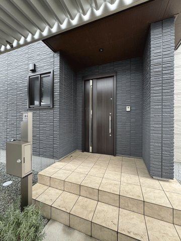 亘理郡亘理町字狐塚　中古戸建の玄関|高級感と重厚感ある玄関