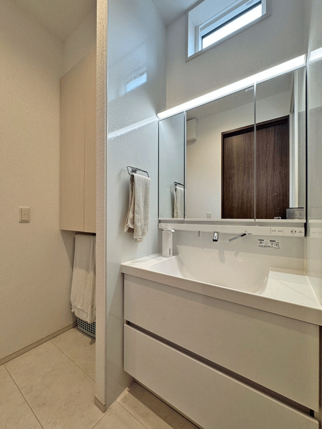 亘理郡亘理町字狐塚　中古戸建の独立洗面台|収納棚付きの洗面脱衣室◎収納場所に困りがちなバスタオルや着替えを仕舞って入浴後のお着替えがスムーズに♪