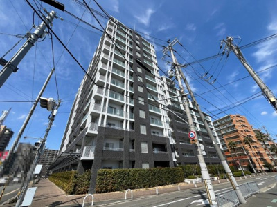 【外観】 | 中百舌鳥アイランズ | コの字型の作業スペースの多いキッチンです！毎日のお料理も気持ち良く出来ますね！