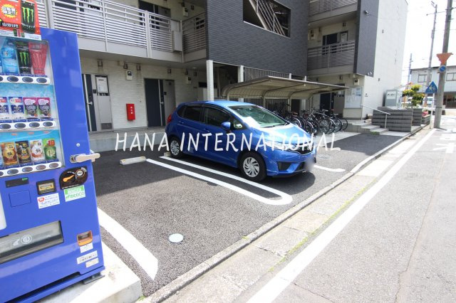 クレイノルナルミエール三郷の駐車場