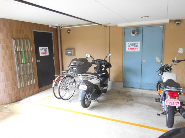 アンフィニィ松ヶ丘の駐車場