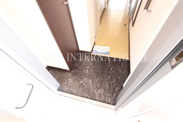 クレイノルナルミエール三郷の玄関