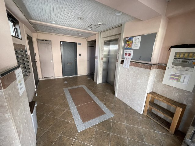 ユウメイトビルのエントランス