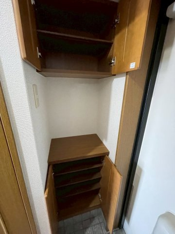 ユウメイトビルの玄関