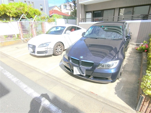 グランセドルの駐車場