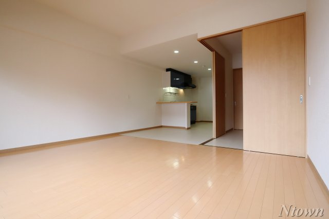 【居間・リビング】 | Gramercy Shirakawa Koen | ゆったり過ごせる居間です