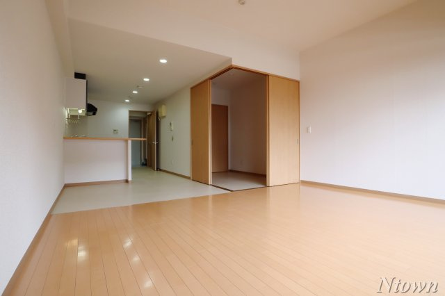 【居間・リビング】 | Gramercy Shirakawa Koen | こちらの居間で趣味の時間をお楽しみください