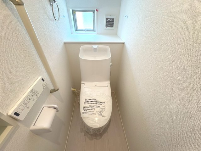 グラファーレ　江南市村久野町平河　全2区画分譲のトイレ|節水省エネ仕様の暖房便座付きシャワートイレです。